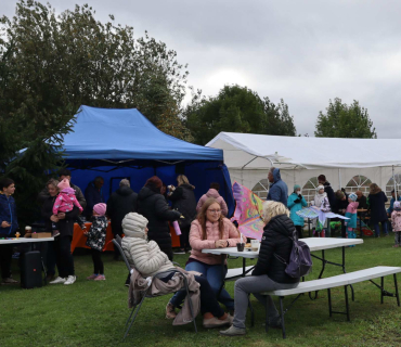 Občerstvení bylo bohaté, míst k sezení dostatek... To se to krásně povídalo.