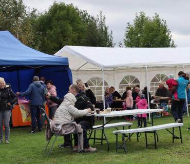 U stánku s občerstvením bylo veselo.