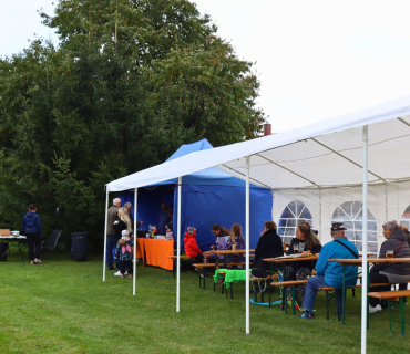 Posezení se sousedy s kávou a v závětří bylo příjemné.